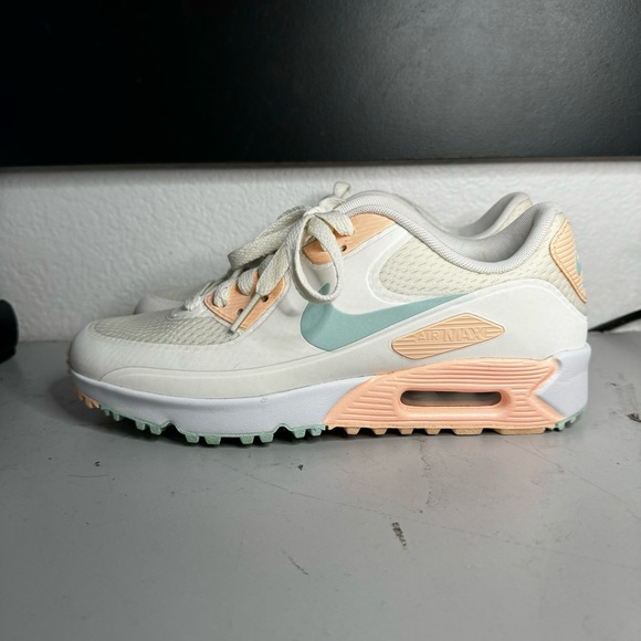 Nike - Picture 3 of 6